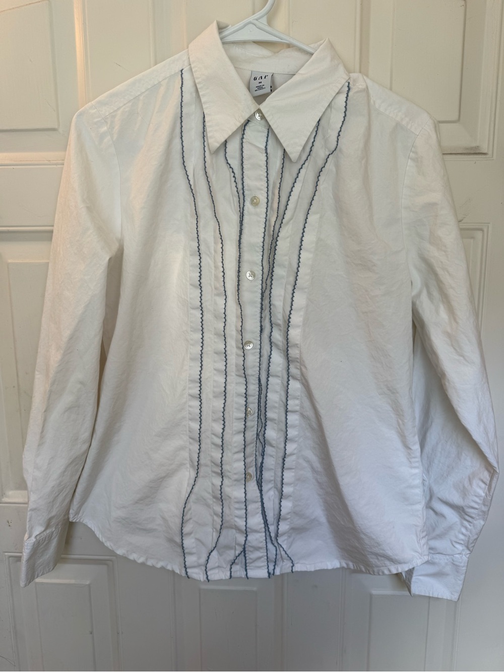 GAP White Button-Down Shirt with Blue Pinstripe Detail